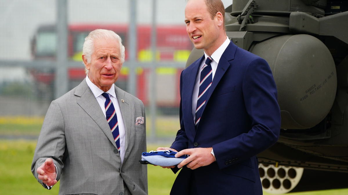 König Charles III. (l) und Prinz William beim Besuch des Army Aviation Centre. - Foto: Ben Birchall/PA Wire/dpa