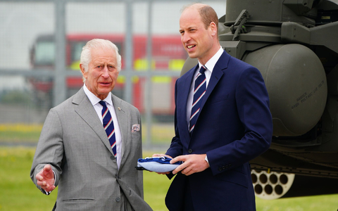 König Charles III. (l) und Prinz William beim Besuch des Army Aviation Centre. - Foto: Ben Birchall/PA Wire/dpa König Charles III. (l) und Prinz William beim Besuch des Army Aviation Centre. - Foto: Ben Birchall/PA Wire/dpa