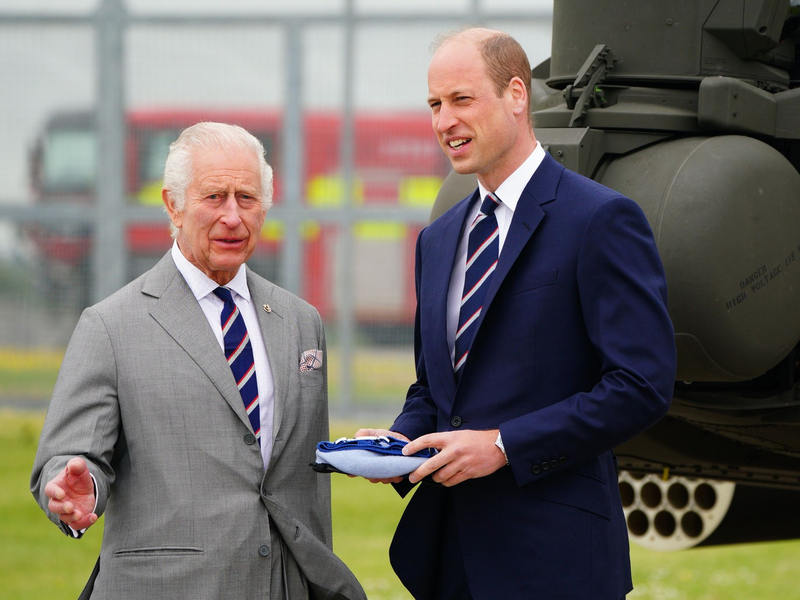 König Charles III. (l) und Prinz William beim Besuch des Army Aviation Centre. - Foto: Ben Birchall/PA Wire/dpa