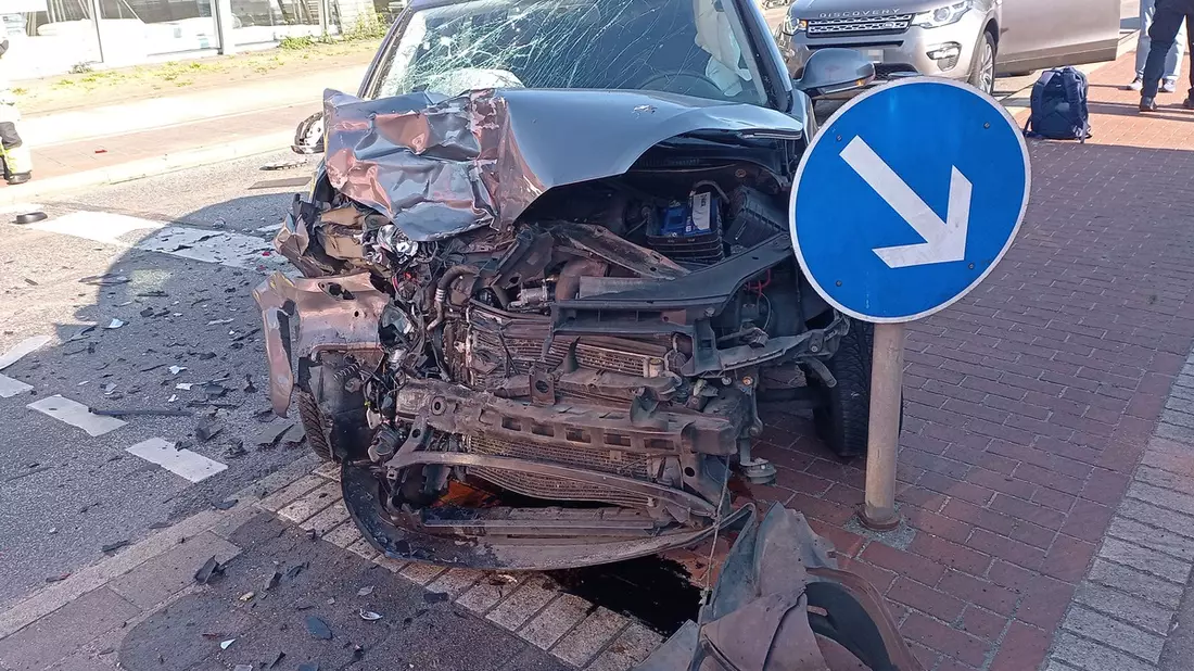 POL-Bremerhaven: Golf-Fahrer kollidiert mit Autos an roter Ampel: Drei Verletzte - Bild: presseportal.de