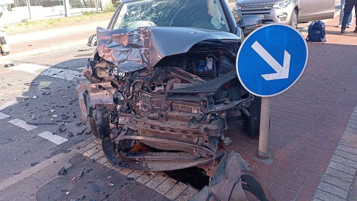 POL-Bremerhaven: Golf-Fahrer kollidiert mit Autos an roter Ampel: Drei Verletzte - Foto: presseportal.de