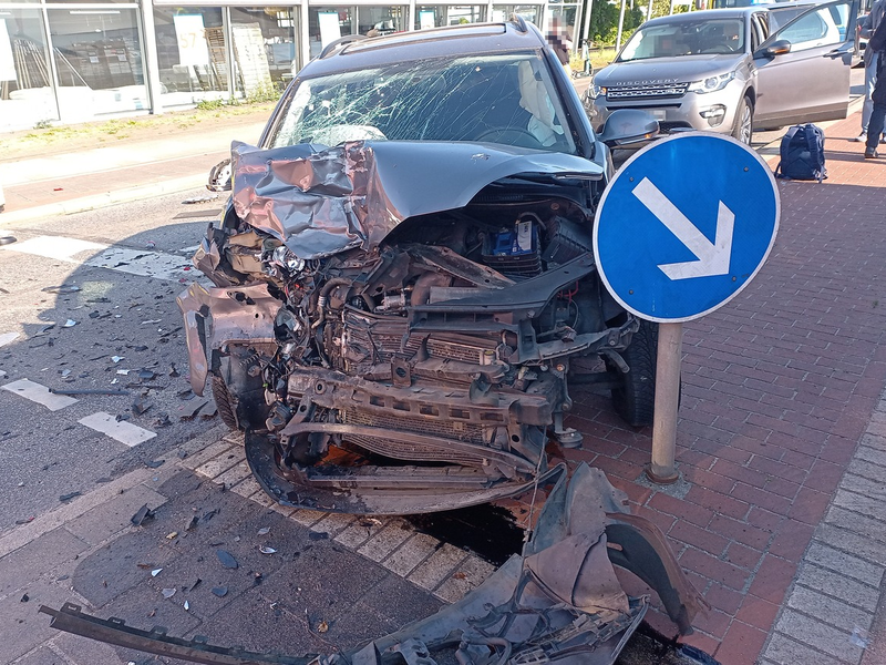 POL-Bremerhaven: Golf-Fahrer kollidiert mit Autos an roter Ampel: Drei Verletzte - Foto: presseportal.de