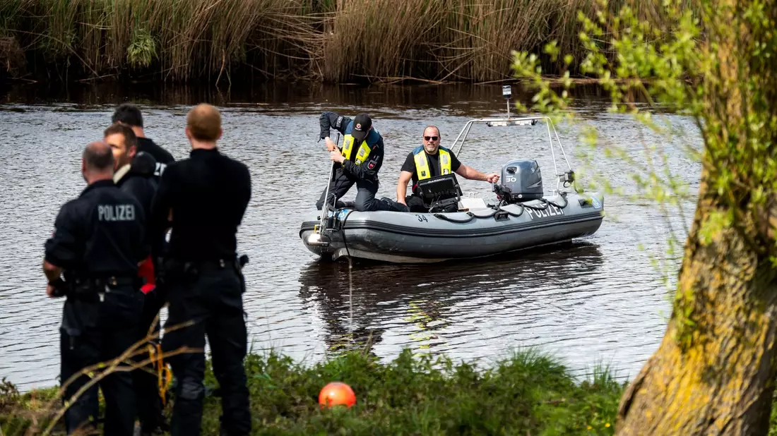 Ein Sonarboot der Polizei am 29. April bei der Suche nach Arian auf der Oste. - Bild: Daniel Bockwoldt/dpa