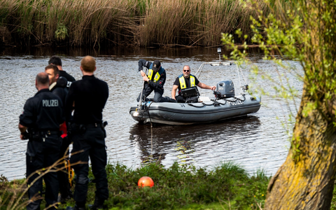 Ein Sonarboot der Polizei am 29. April bei der Suche nach Arian auf der Oste. - Foto: Daniel Bockwoldt/dpa