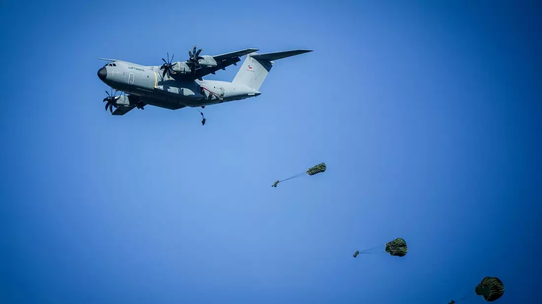 Rund 1500 Fallschirmjäger nehmen an der «Swift Response»-Übung von der Nato teil. - Bild: Kay Nietfeld/dpa