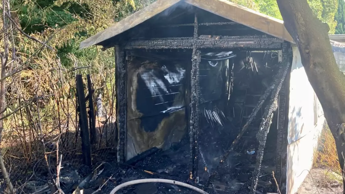 FW Minden: Gartenhütte in Vollbrand - schnelles Eingreifen der Feuerwehr verhindert Schlimmeres - Bild: presseportal.de