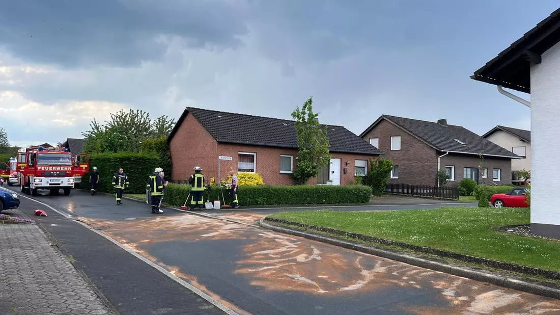 FW Ense: Defekter Hydrauliktank sorgt für Feuerwehreinsatz in Ense-Höingen - Bild: presseportal.de