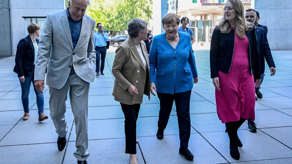 Die ehemalige Bundeskanzlerin Angela Merkel kommt zur Abschiedsfeier für den Bundestagsabgeordneten Jürgen Trittin. - Foto: Britta Pedersen/dpa