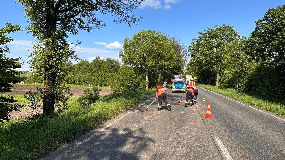 FW-Schermbeck: Verschmutzte Fahrbahn - Foto: presseportal.de