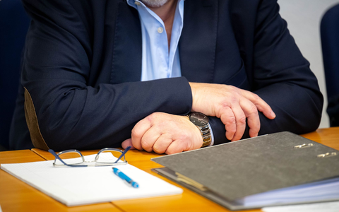 Ein ehemaliger Manager des Möbelkonzerns Steinhoff im Gerichtssaal vom Landgericht Oldenburg. - Foto: Sina Schuldt/dpa