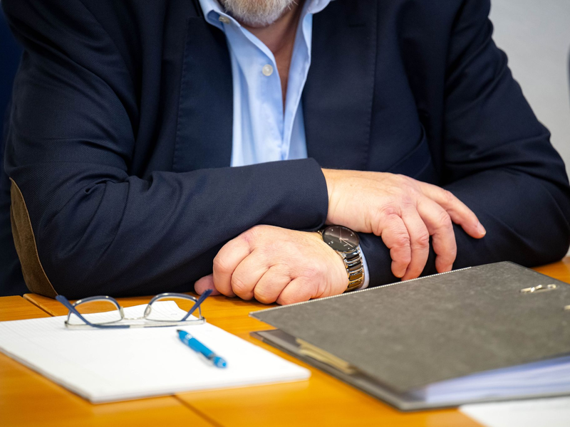 Ein ehemaliger Manager des Möbelkonzerns Steinhoff im Gerichtssaal vom Landgericht Oldenburg. - Foto: Sina Schuldt/dpa