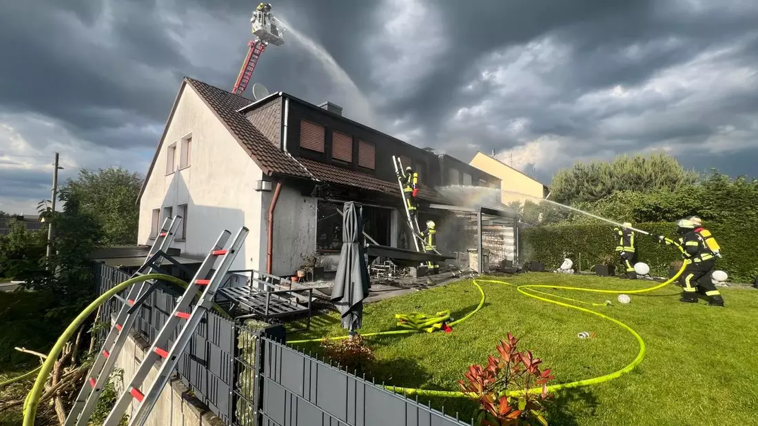 FW Hagen: Brand an einem Gebäude, 1 Person mit Verdacht auf Rauchgasintoxikation - Bild: presseportal.de