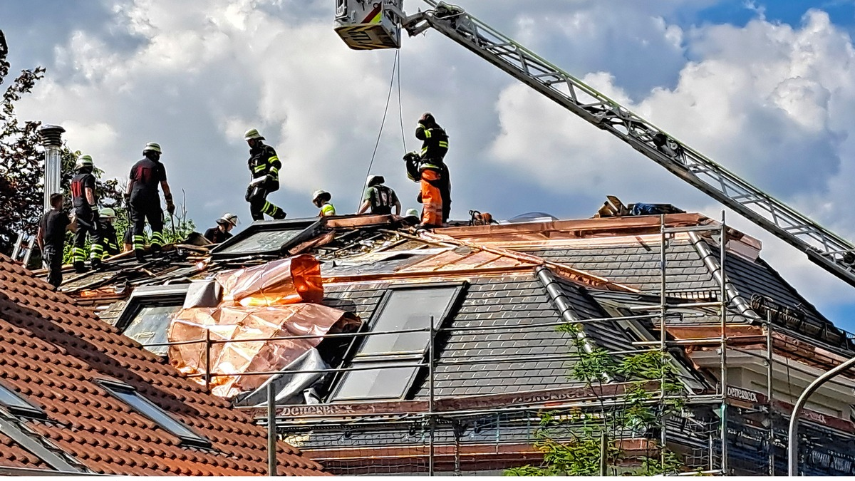 FW-M: Rauchentwicklung auf dem Dach (Neuaubing) - Foto: presseportal.de