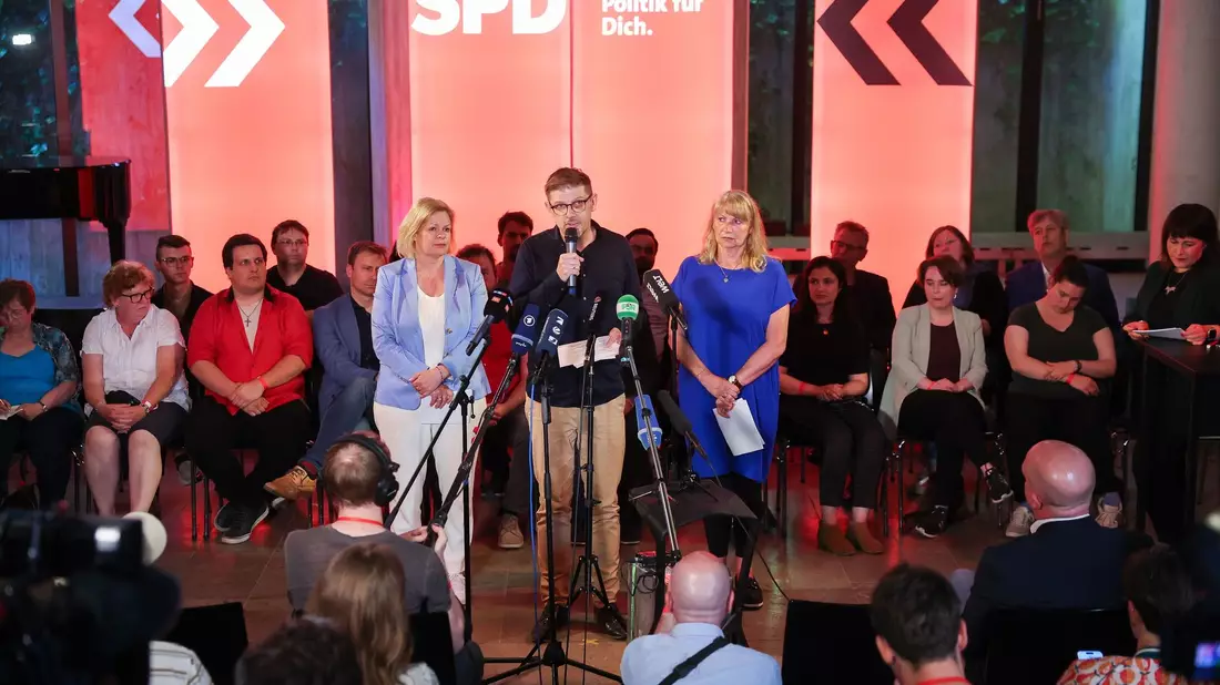 Der Europaabgeordnete Matthias Ecke (M) äußerte sich bei einer Wahlkampfveranstaltung in Leipzig zu dem Agriff auf ihn. - Bild: Jan Woitas/dpa
