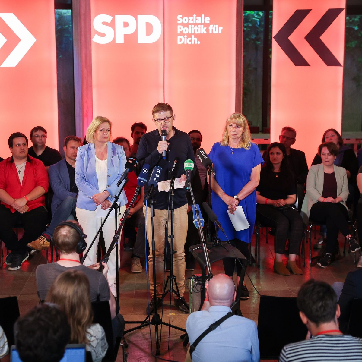Der Europaabgeordnete Matthias Ecke (M) äußerte sich bei einer Wahlkampfveranstaltung in Leipzig zu dem Agriff auf ihn. - Foto: Jan Woitas/dpa