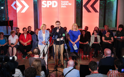 Der Europaabgeordnete Matthias Ecke (M) äußerte sich bei einer Wahlkampfveranstaltung in Leipzig zu dem Agriff auf ihn. - Foto: Jan Woitas/dpa