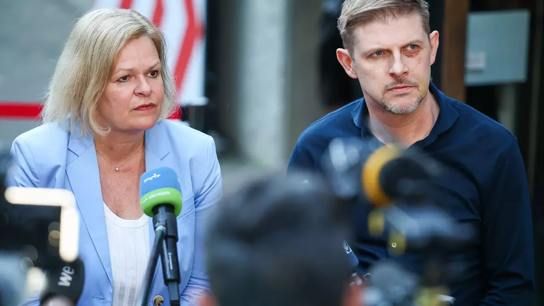 Bundesinnenministerin Nancy Faeser und Europaabgeordneter Matthias Ecke sprechen nach einer Wahlkampfveranstaltung der sächsischen Sozialministerin mit Journalisten. - Bild: Jan Woitas/dpa