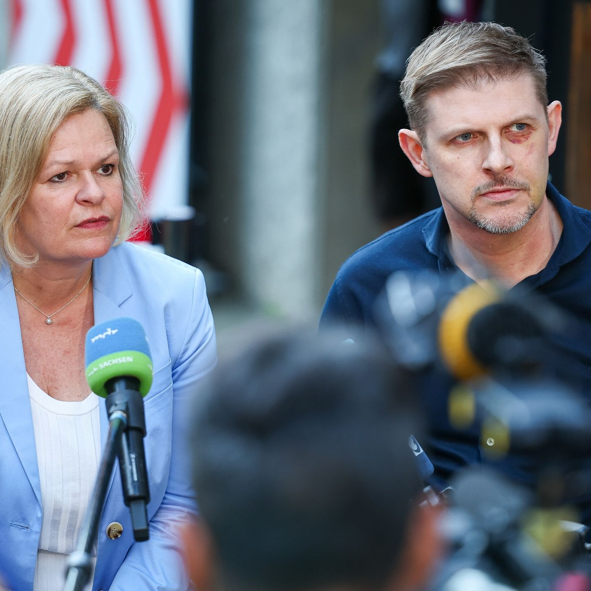 Bundesinnenministerin Nancy Faeser und Europaabgeordneter Matthias Ecke sprechen nach einer Wahlkampfveranstaltung der sächsischen Sozialministerin mit Journalisten. - Foto: Jan Woitas/dpa