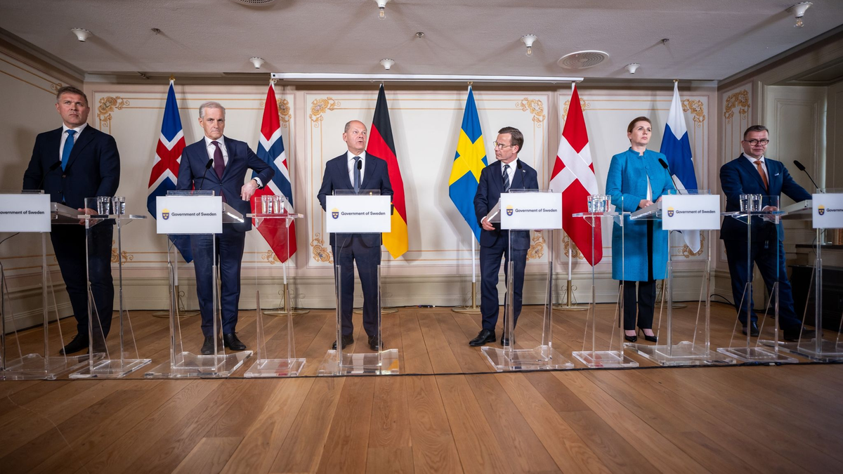 Bundeskanzler Olaf Scholz, nimmt neben (l-r) Bjarni Benediktsson, Ministerpräsident von Island, Jonas Gahr Store, Ministerpräsident von Norwegen, Ulf Kristersson, Ministerpräsident von Schweden, Mette Frederiksen, Ministerpräsidentin von Dänemark, und Petteri Orpo, Ministerpräsident von Finnland, an einer Pressekonferenz nach dem Treffen des Nordischen Rats in Schweden teil. - Foto: Michael Kappeler/dpa