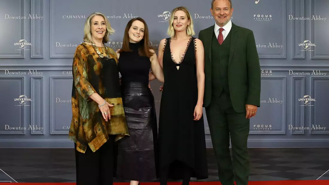 Die Schauspieler Phyllis Logan (l-r), Sophie McShera, Laura Carmichael und Hugh Bonneville bei einem Fototermin zum Kinostart des Films Downton Abbey. - Bild: Christian Charisius/dpa