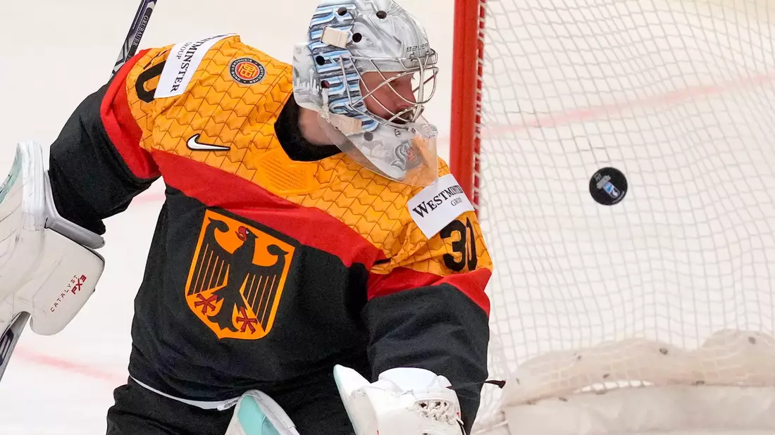 Torhüter Philipp Grubauer und die DEB-Auswahl mussten sich Schweden deutlich geschlagen geben. - Bild: Darko Vojinovic/AP/dpa