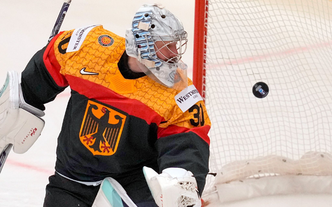 Torhüter Philipp Grubauer und die DEB-Auswahl mussten sich Schweden deutlich geschlagen geben. - Foto: Darko Vojinovic/AP/dpa