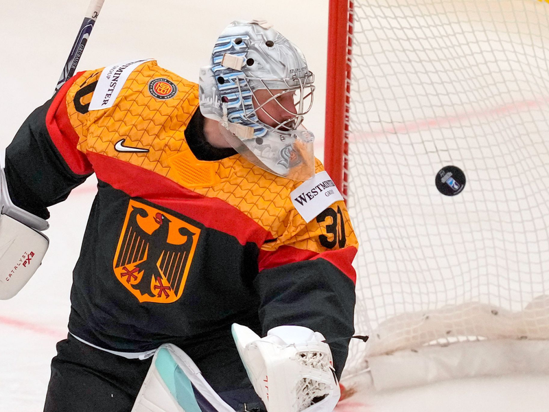 Torhüter Philipp Grubauer und die DEB-Auswahl mussten sich Schweden deutlich geschlagen geben. - Foto: Darko Vojinovic/AP/dpa