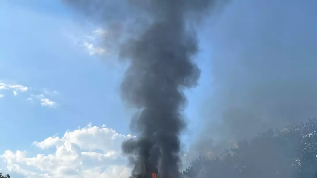 FW-E: Ausgedehnter Brand in einem Wohn- und Geschäftsgebäude - Feuerwehr rettet Anwohner über die Drehleiter - Bild: presseportal.de