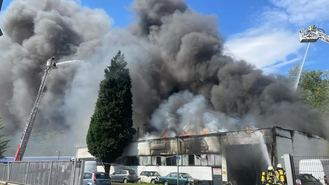 FW-E: Große Rauchwolke über Essen - Feuer in Kfz-Werkstatt führt zu Explosionen und NINA-Warnung - Bild: presseportal.de