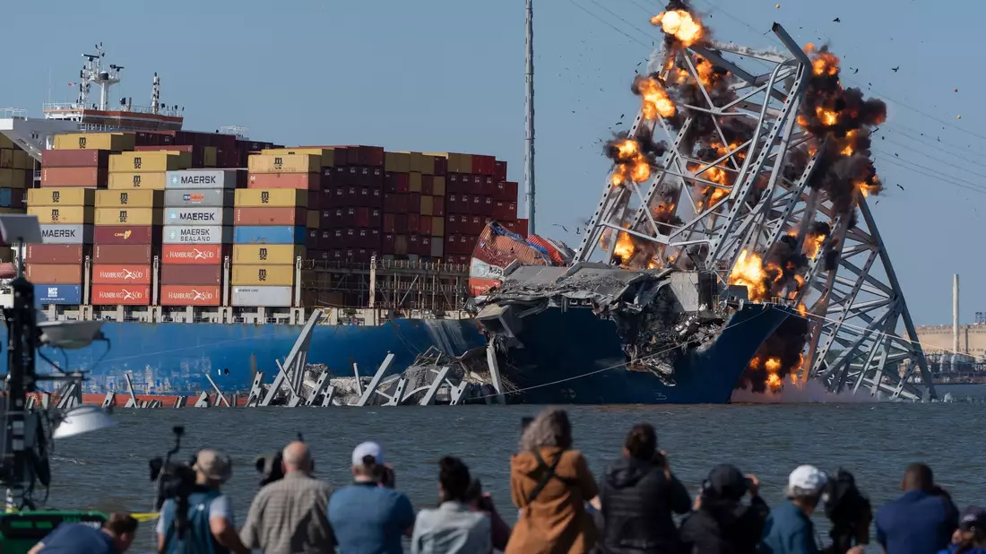 Dieser Brückenteil wurde nun mit Sprengladungen in die Luft gejagt, um das darunter liegende Schiff freizulegen. - Bild: Mark Schiefelbein/AP/dpa