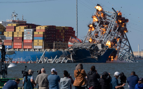 Dieser Brückenteil wurde nun mit Sprengladungen in die Luft gejagt, um das darunter liegende Schiff freizulegen. - Foto: Mark Schiefelbein/AP/dpa