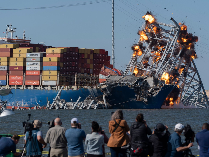 Dieser Brückenteil wurde nun mit Sprengladungen in die Luft gejagt, um das darunter liegende Schiff freizulegen. - Foto: Mark Schiefelbein/AP/dpa