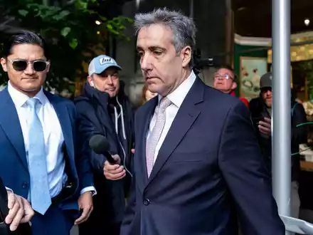 Michael Cohen (r) wurde als Trumps rechtlicher «Ausputzer» bekannt - mit enger Beziehung und direktem Zugang zum ehemaligen Präsidenten. - Foto: Julia Nikhinson/AP/dpa