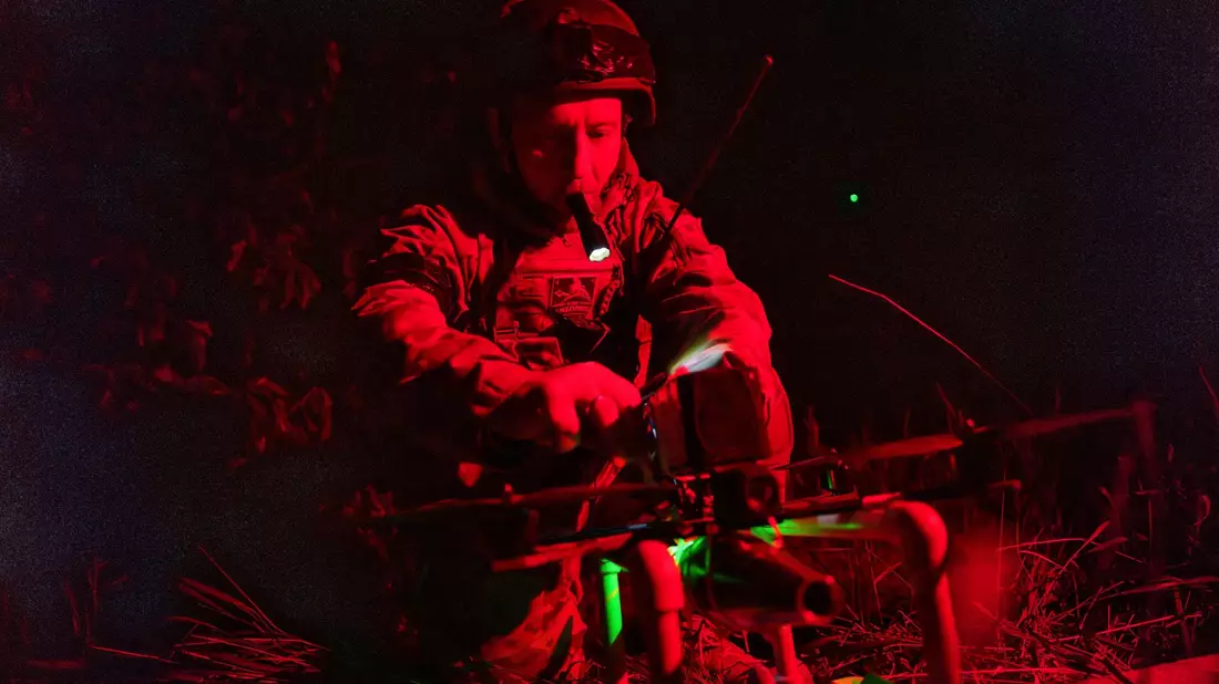 Ein ukrainischer Soldat schaltet eine Drohne nahe Charkiw ein. Im Krieg gegen Russland spielen Drohnen eine immer wichtigere Rolle. - Bild: Evgeniy Maloletka/AP/dpa