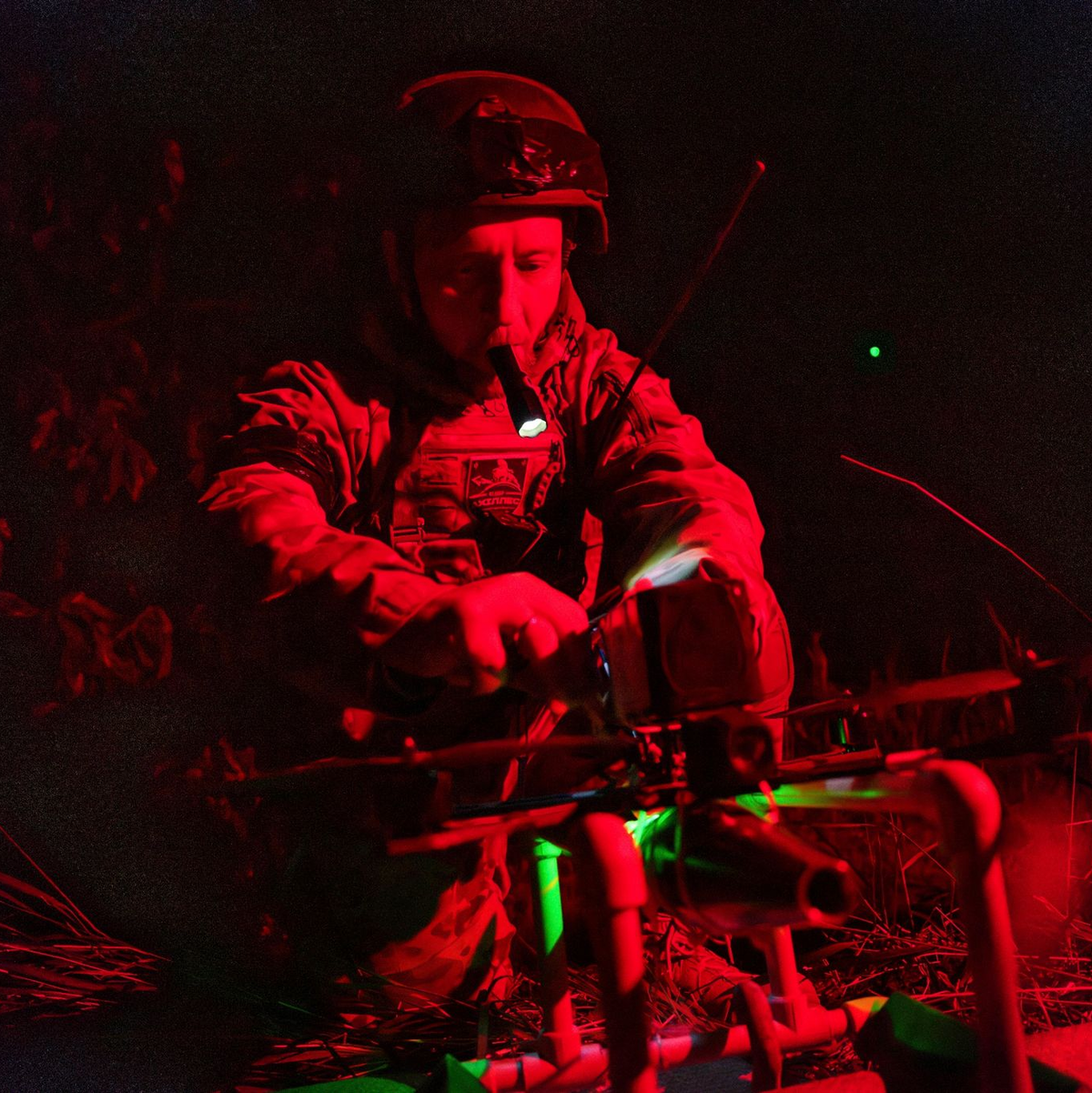 Ein ukrainischer Soldat schaltet eine Drohne nahe Charkiw ein. Im Krieg gegen Russland spielen Drohnen eine immer wichtigere Rolle. - Foto: Evgeniy Maloletka/AP/dpa