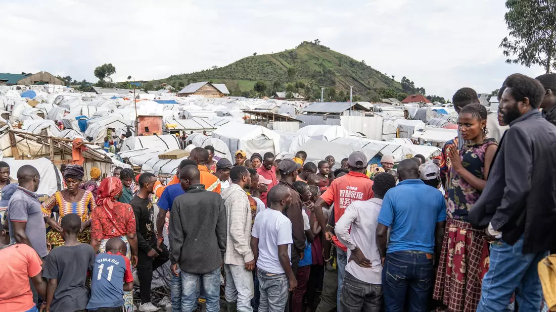 Ein Flüchtlingslager am Rande von Goma: 75,9 Millionen Menschen waren Ende 2023 Binnenvertriebene. - Bild: Moses Sawasawa/AP/dpa