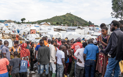 Ein Flüchtlingslager am Rande von Goma: 75,9 Millionen Menschen waren Ende 2023 Binnenvertriebene. - Foto: Moses Sawasawa/AP/dpa