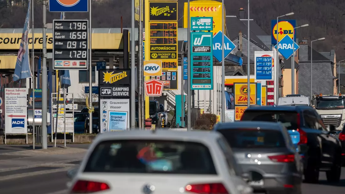 In Luxemburg sind Benzin und Diesel etwas günstiger als in Deutschland. - Bild: Harald Tittel/dpa