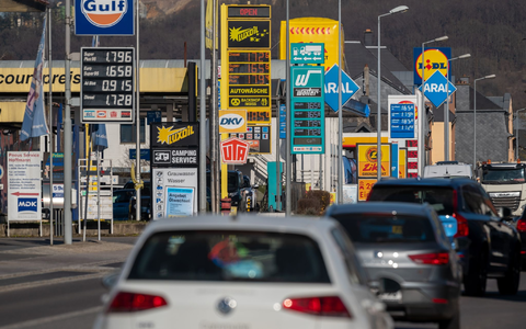 In Luxemburg sind Benzin und Diesel etwas günstiger als in Deutschland. - Foto: Harald Tittel/dpa