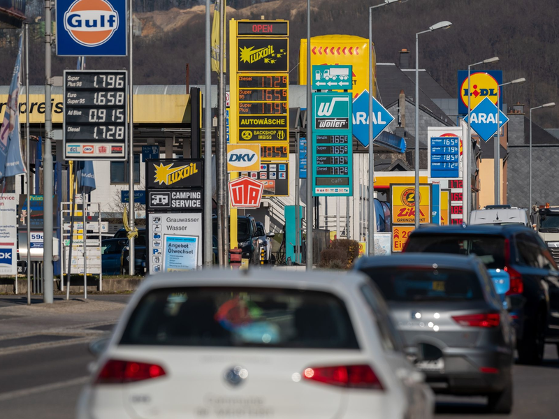 In Luxemburg sind Benzin und Diesel etwas günstiger als in Deutschland. - Foto: Harald Tittel/dpa