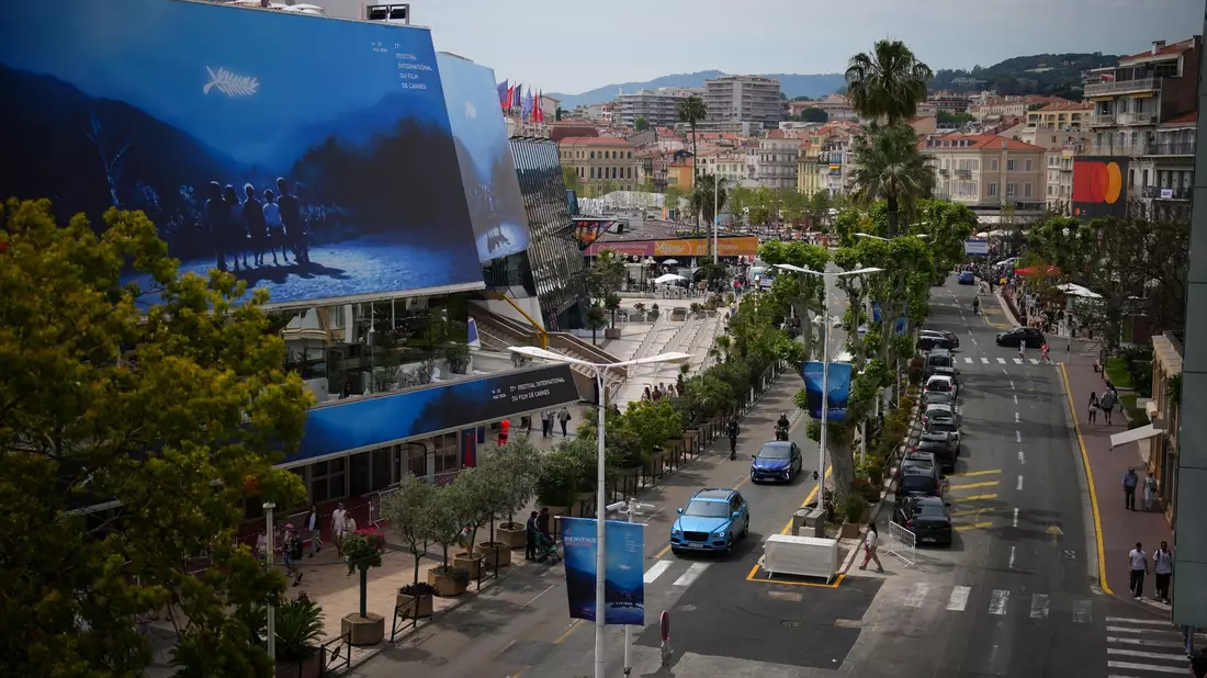 Das Zentrum der Filmfestspiele in Cannes: der Palais des Festivals an der Croisette. - Bild: Daniel Cole/AP/dpa