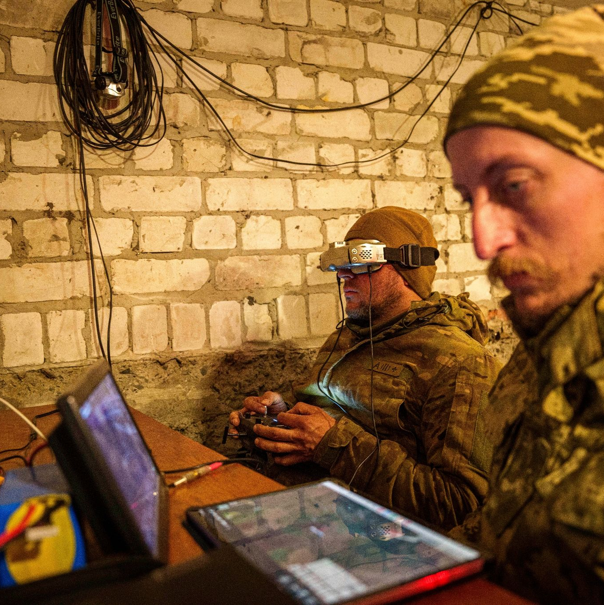 Ein ukrainischer Soldat steuert eine FPV-Drohne über russischen Stellungen in der Region Charkiw. - Foto: Evgeniy Maloletka/AP/dpa