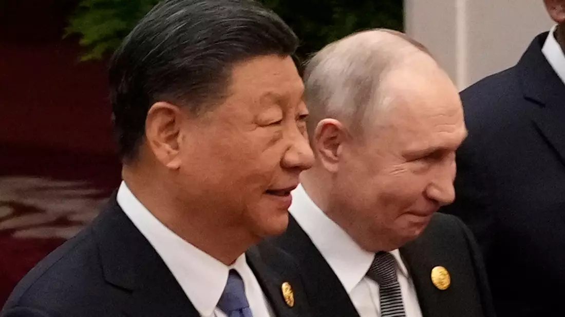 Der chinesische Präsident Xi Jinping (l) und der russische Präsident Wladimir Putin: Putin will im Mai China besuchen. - Bild: Suo Takekuma/AP/dpa