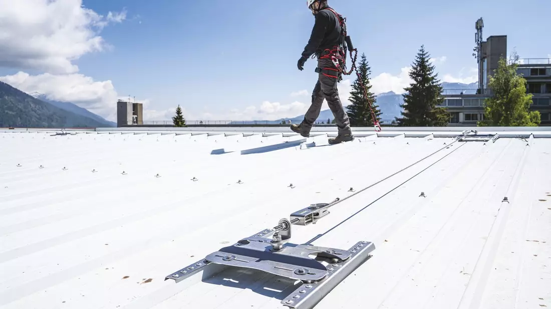 Wirtschaftliche und sichere Lösung für PV-Installateure. PATROL+SHIELD: Seilsystem für Dächer aus Trapezblech - Bild: presseportal.de
