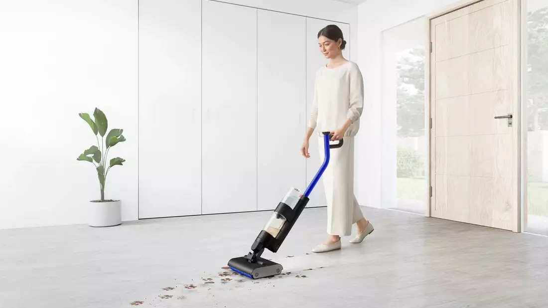 Dyson launcht ersten Wischsauger für gründliche und hygienische Nassreinigung von Hartböden / Der Dyson WashG1 Wischsauger entfernt nassen wie trockenen Schmutz in einem Durchgang - Bild: presseportal.de