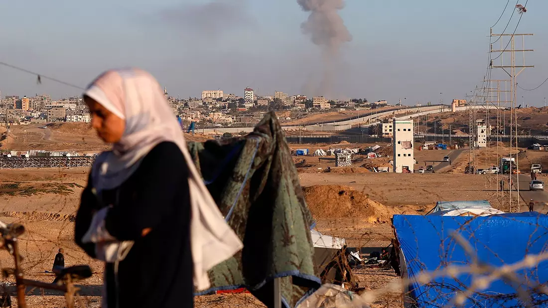 Nach einem israelischen Luftangriff auf Gebäude in der Nähe der Trennmauer zwischen Ägypten und Rafah im südlichen Gazastreifen steigt Rauch auf. - Bild: Ramez Habboub/AP/dpa
