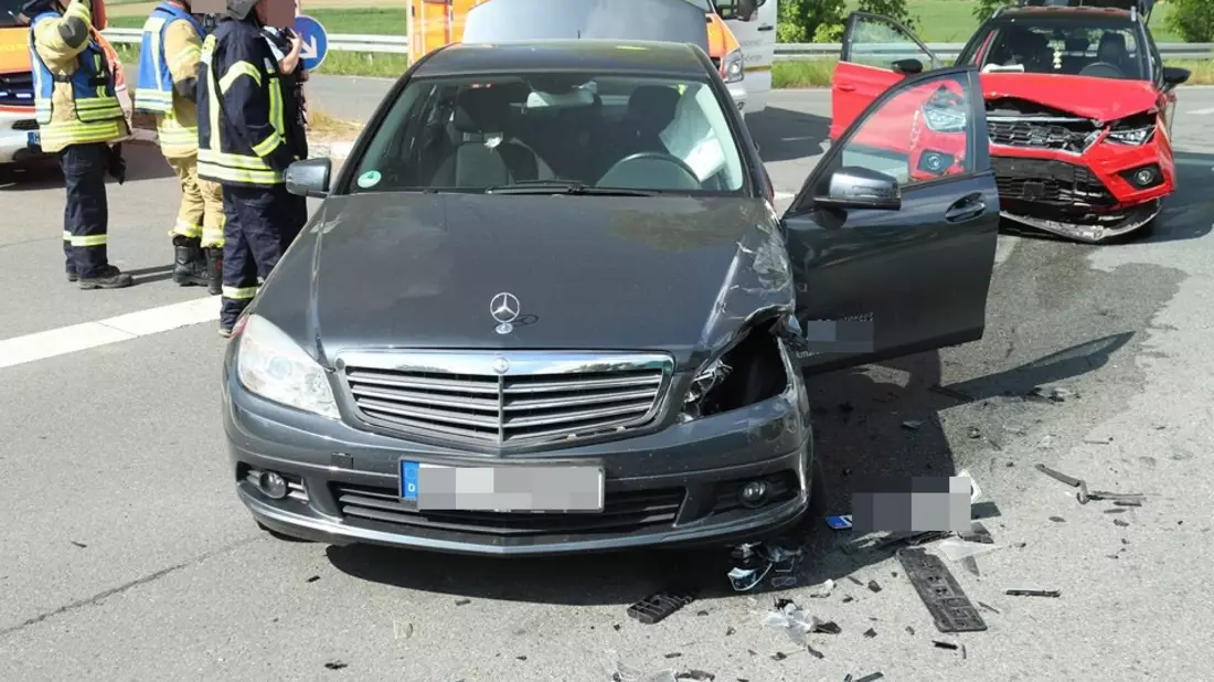 POL-HX: Beim Abbiegen Pkw übersehen - drei Verletzte - Bild: presseportal.de