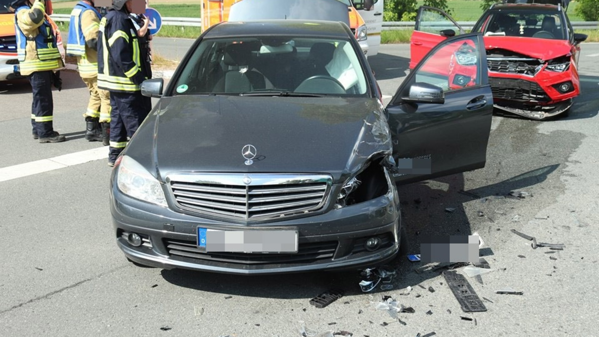 POL-HX: Beim Abbiegen Pkw übersehen - drei Verletzte - Foto: presseportal.de