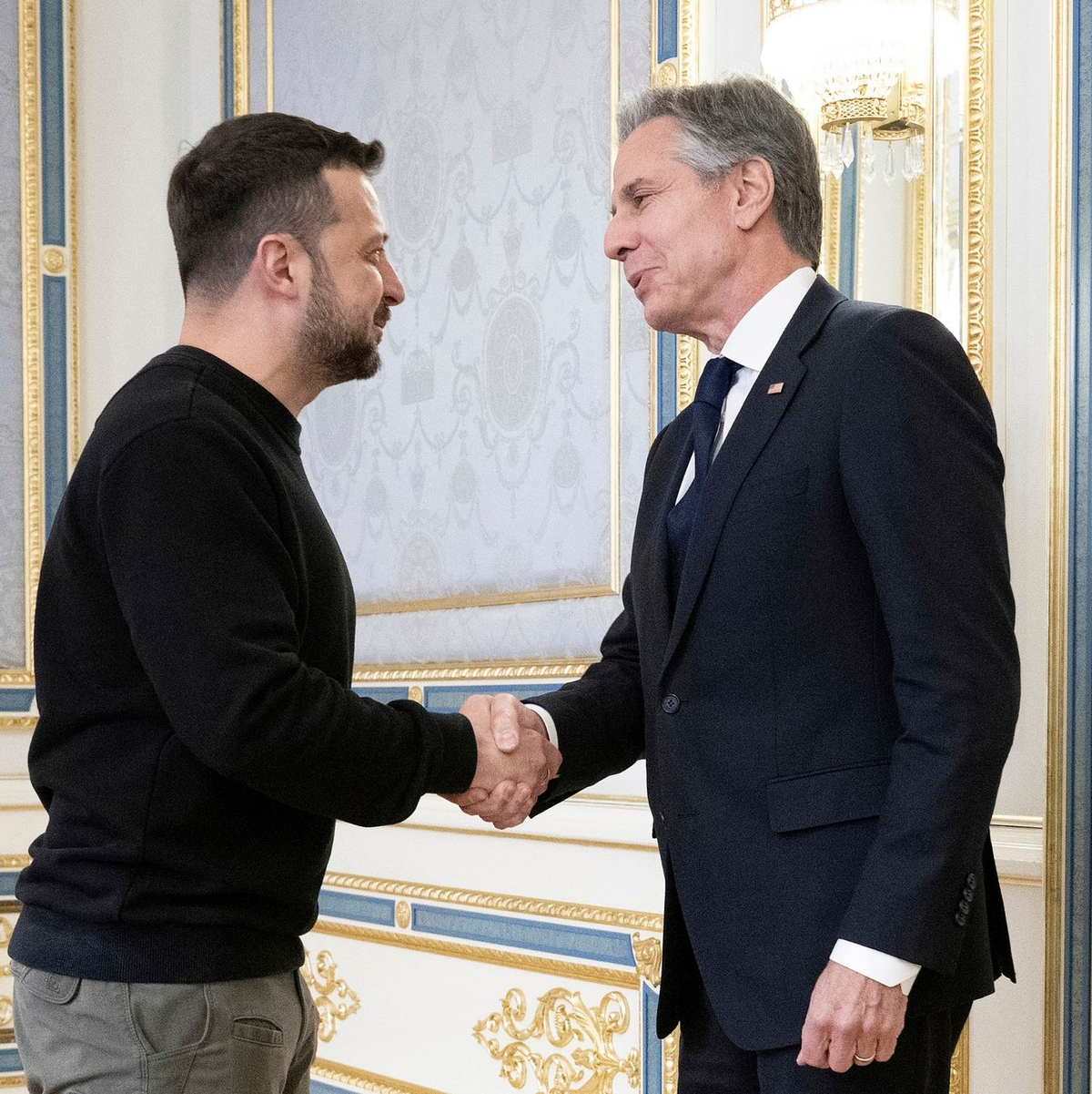 US-Außenminister Antony Blinken wird von dem ukrainischen Präsidenten Wolodymyr Selenskyj (l) begrüßt. - Foto: Brendan Smialowski/AFP Pool/AP/dpa