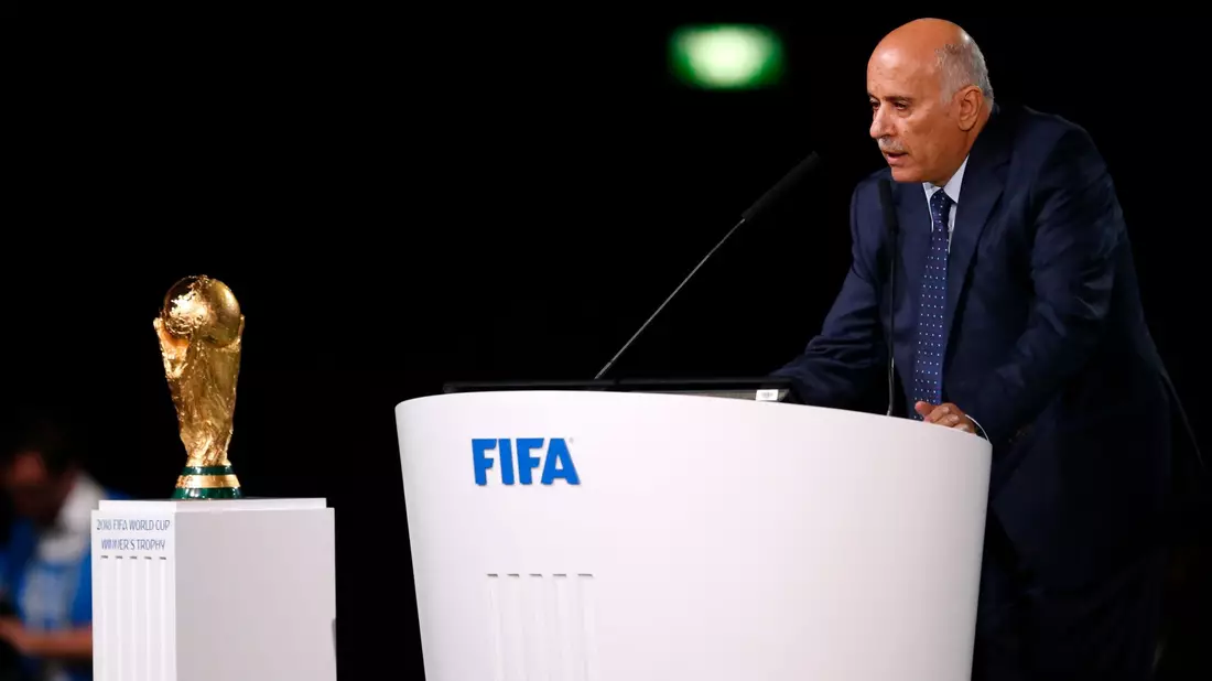 Dschibril Radschub ist der Präsident des palästinensischen Fußballverbandes. - Bild: Alexander Zemlianichenko/AP/dpa